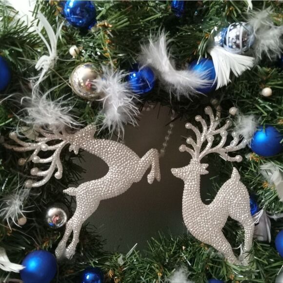 18" Blue/Silver PRELIT PREDECORATED CHRISTMAS WREATH. Fluff & Hang. - Picture 4 of 9